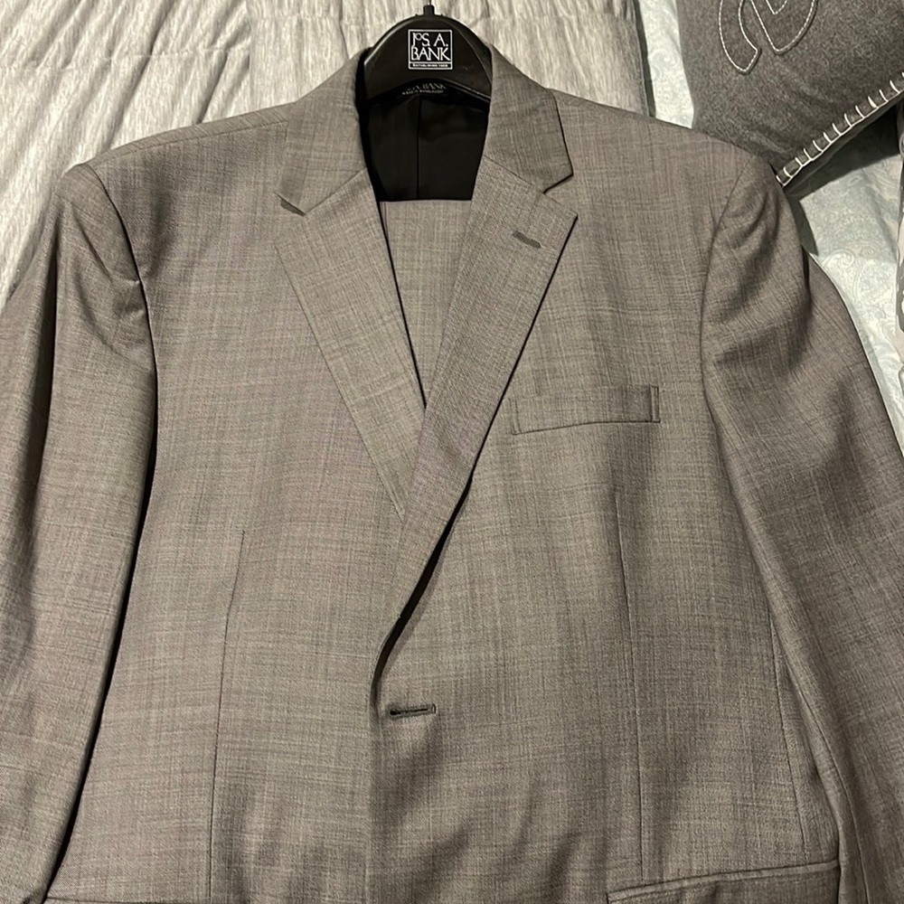 New Grey Traveler Suit Excellent condition no flaws 44R